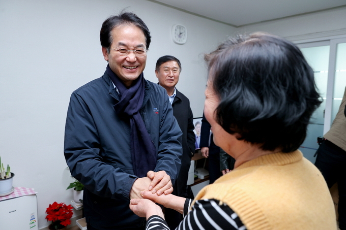 고양시가 촘좀한 주거안정 복지정책을 펼치고 있는 가운데 집수리가 이동환 시장이 취약계층 가정을 방문해 애로사항을 청취하고 있다. (사진=고양시 제공)<br>
