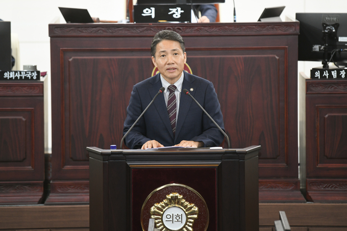 임채덕 화성특례시의회 의원이 시정질문을 통해 진안신도시 문제점을 지적하고 있다.(사진=화성시의회 제공)