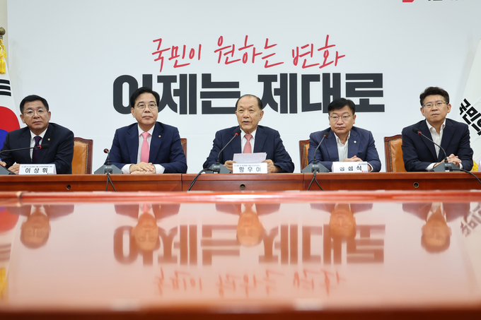 황우여 국민의힘 선거관리위원회 위원장(가운데)이 지난 14일 국회에서 열린 당 대표 및 최고위원 선출 선거관리위원회 위촉장 수여식에서 발언하고 있다. (사진=연합뉴스)