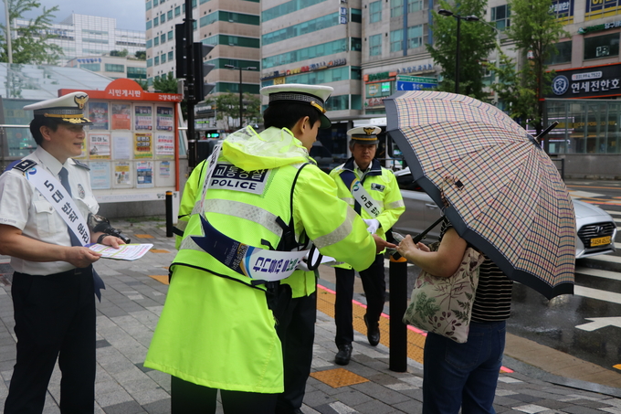일산서부경찰서는 일산서구청과 함께 꼬리물기, 끼어들기 등 교통 기초질서 확립을 위한 안전캠페인을 벌였다. (사진=일산서부경찰서 제공)<br>
