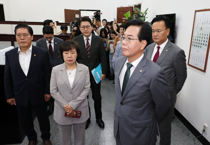 송언석 국민의힘 비대위원장 겸 원내대표를 비롯한 법제사법위원회 위원들이 18일 국회에서 권성동 의원실 등에 대한 압수 수색에 항의하며 국회의장실을 방문하고 있다. (사진=연합뉴스)