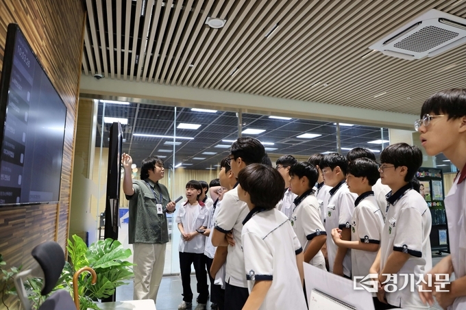 안성시청소년수련관 ‘청소년 Zip 투어’ 참가한 청소년들이 다양한 프로그램에 대한 설명을 듣고 있다. (사진=안성시 제공)
