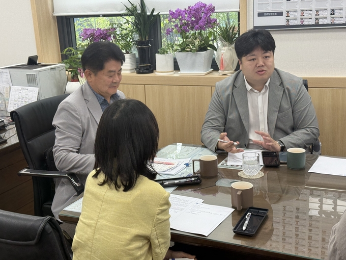 지난 17일 수원시의회 배지환 의원과 정영모 의원이 영화동 행정복지센터에서 피해 아동의 학부모들과 면담을 진행하고 있다. (사진=배지환 수원시의회 의원 제공)