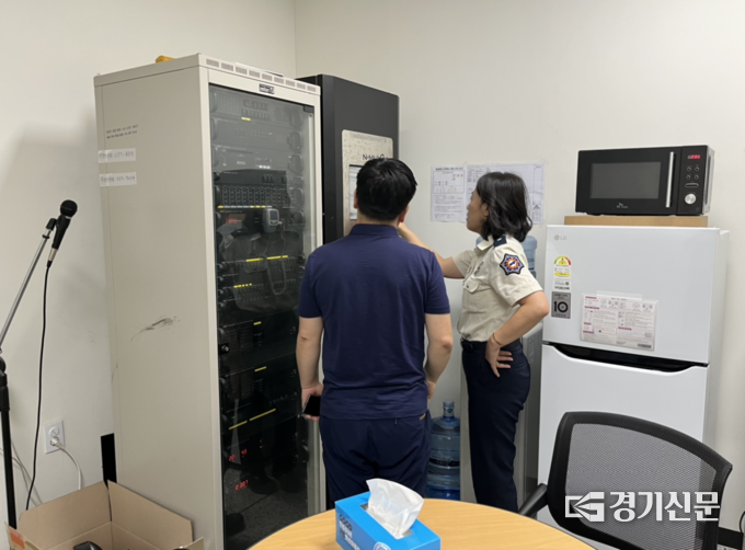 안성소방서에서 노후 공동주택 대상으로 안전검점을 진행하고 있다. (사진=안성소방서 제공)