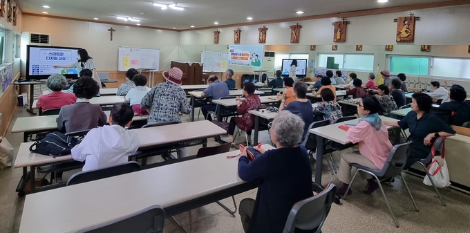 광명성당에서 ‘찾아가는 스마트한 디지털 교실’이 진행되고 있다. (사진=광명시 제공)