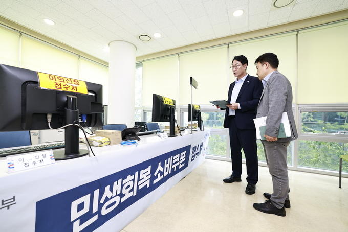 정 명근 시장이 소비지원쿠폰 신청 접수창구 점검을 하고 있다. (사진=화성특례시 제공)