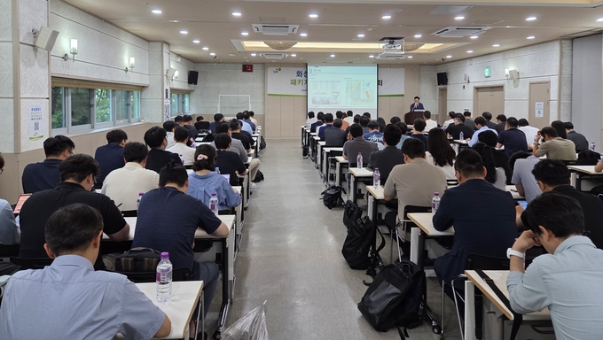 한국토지주택공사(LH)가 지난 18일 동탄2 의료복합개발 재공모에 대한 사업설명회를 진행하고 있다. (사진=화성특례시 제공)