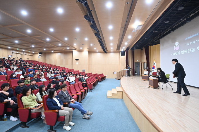 시청 대강당에서 열린 ‘민원인의 마음으로 봅니다!’ 교육에서 공직자들이 연극 공연 장면을 지켜보며 공감하고 있다. (사진=하남시 제공)