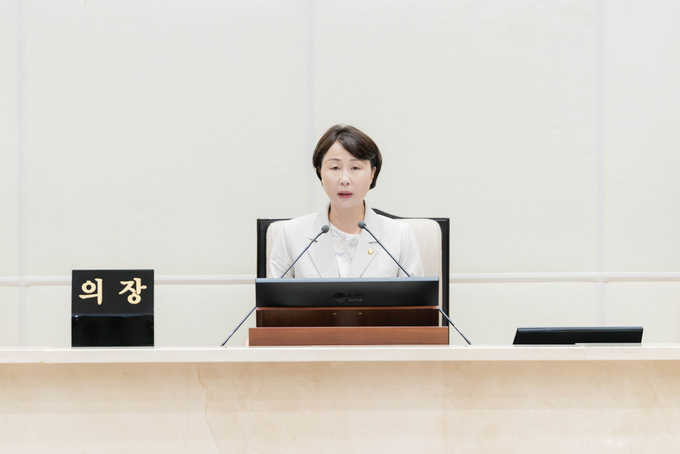 유진선 용인특례시의회 의장이 제294회 임시회 제2차 본회의를 진행하고 있다. (사진=용인시의회 제공)