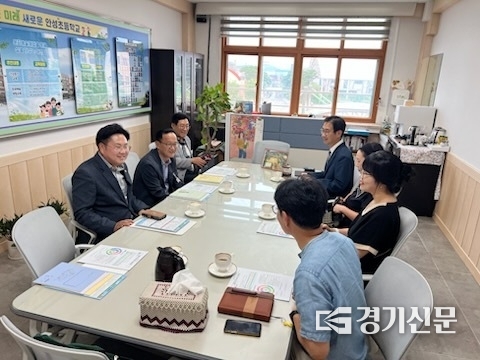 18일, 안성초에서 시·도의원과 학교 관계자, 학부모 대표들이 참석해 노후 시설 전반에 대한 개선 방안을 위한 간담회가 열리고 있다. (사진=최호섭 시의원실 제공)