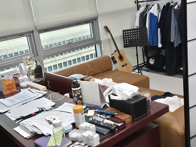 숙직이 가능한 쇼파와 각종 업무 서류가 가득 쌓인 박찬대 더불어민주당 당대표 후보의 의원실 내부. 박 후보는 원내대표 당시 임기 406일 중 국회 경내에서 숙직하거나 인근에서 비상대기한 날이 369일을 기록한 바 있다. (사진=김한별 기자)