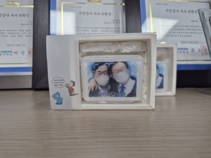 박찬대 더불어민주당 당대표 후보의 의원실 818호 책장에 이재명 대통령과 함께 찍은 사진이 올려져 있다. (사진=김한별 기자) 