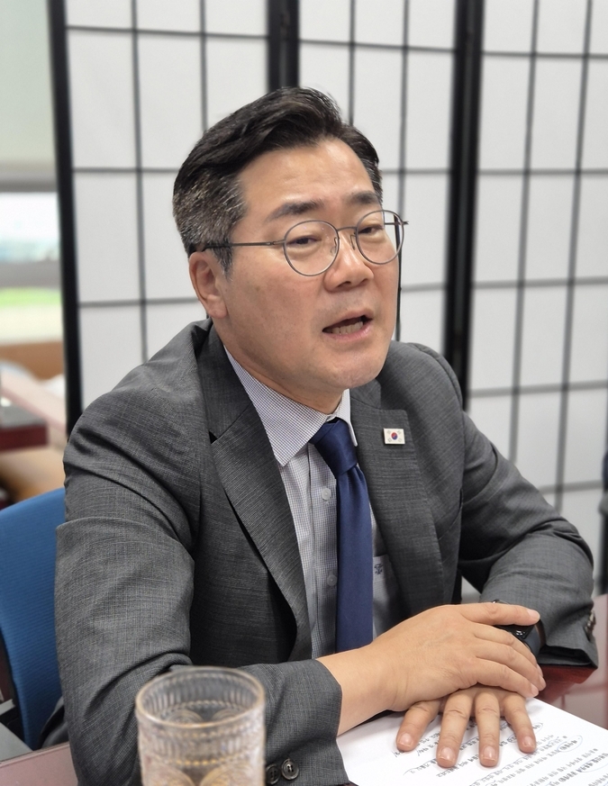 박찬대 더불어민주당 당대표 후보가 지난 18일 국회 의원회관 818호에서 경기신문과 만나 인터뷰하고 있다. (사진=김한별 기자)