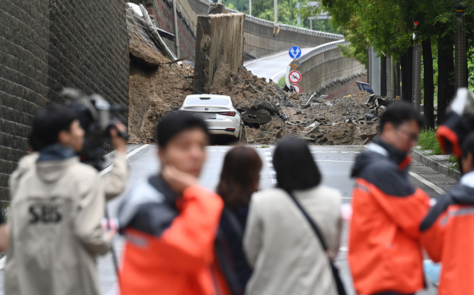 지난 17일 오산시 가장교차로 수원 방면 고가도로 옹벽이 무너진 사고 현장에서 취재진들의 모습. 전날 오후 7시 4분경 옹벽 붕괴로 차량 1대가 매몰돼 40대 운전자가 사망하는 사고가 발생했다. (사진=옥지훈 기자)