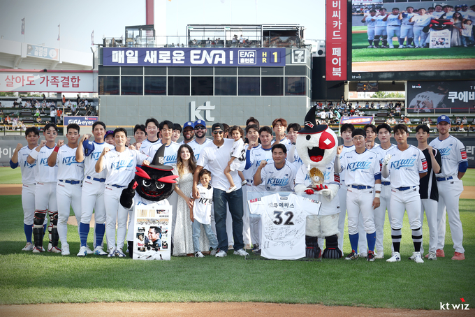 20일 수원 KT위즈파크에서 열린 쿠에바스의 고별식 기념사진. (사진-KT 위즈 제공)