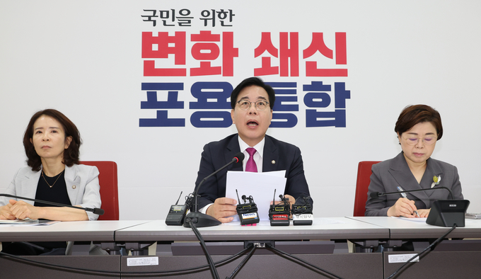 송언석 국민의힘 비대위원장 겸 원내대표가 지난 16일 서울 여의도 국회에서 기자간담회를 열어 강선우 여성가족부 장관 후보자의 사퇴를 요구하는 등 인사청문회 관련 입장을 밝히고 있다.(사진=연합뉴스)