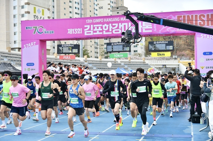 한강마라톤대회에 전국에서 참여한 선수들이 힘찬 레이스를 벌이고 있다. 지난대회 모습. (사진=김포시청 제공)