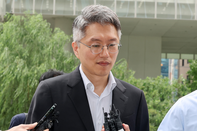  '집사 게이트 의혹'을 받는 류긍선 카카오모빌리티 대표가 21일 김건희 여사 관련 의혹을 수사 중인 민중기 특별검사팀 사무실에 출석했다. (사진=연합뉴스)
