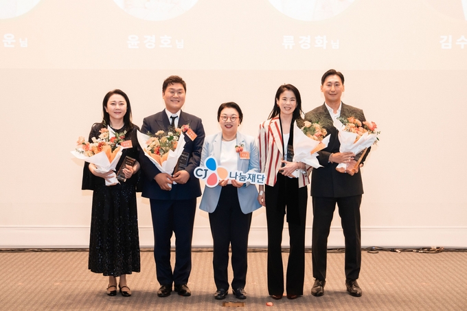 민희경 CJ사회공헌추진단장(중간)이 (왼쪽부터) 배우 김나운님, 윤경호님, CJ도너스캠프 아카데미 마스터 멘토 류경화님, 우수 일반기부자 김수호님에게 감사패를 전달하고 기념사진을 촬영하고 있다. (사진=CJ 제공) 