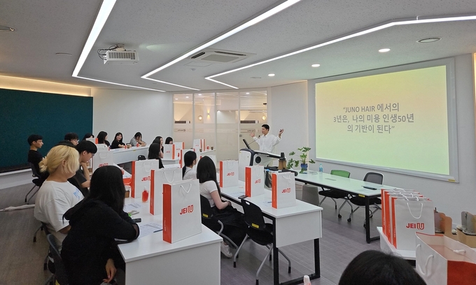 재능대학교가 인천산업정보학교 뷰티아트과 졸업예정자를 대상으로 준오헤어와 함께 맞춤형 산업체 특강을 진행하고 있다. (사진=재능대학교 제공)
