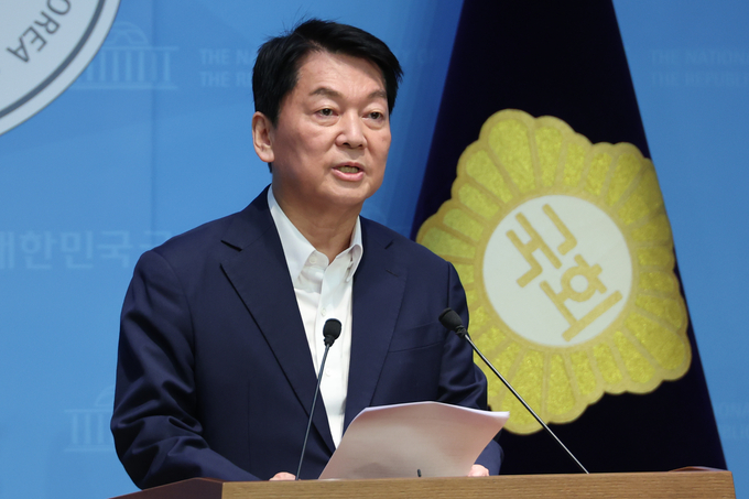 안철수 국민의힘 의원이 21일 국회 소통관에서 극단 세력과의 절연 등 '해체 수준의 혁신'을 요구하는 기자회견을 하고 있다. (사진=연합뉴스)