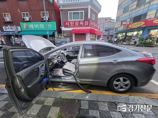 자동차 발화를 인근에 비치된 소화기로 초기 진압해 큰 피해를 막았다. (사진= 안성소방서 제공)