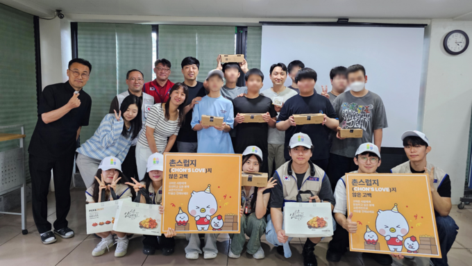 대학RCY 전국협의회 회원들이 치킨 나눔 후 기념 촬영을 하고 있다. (사진=대한적십자사 경기도지사 제공)