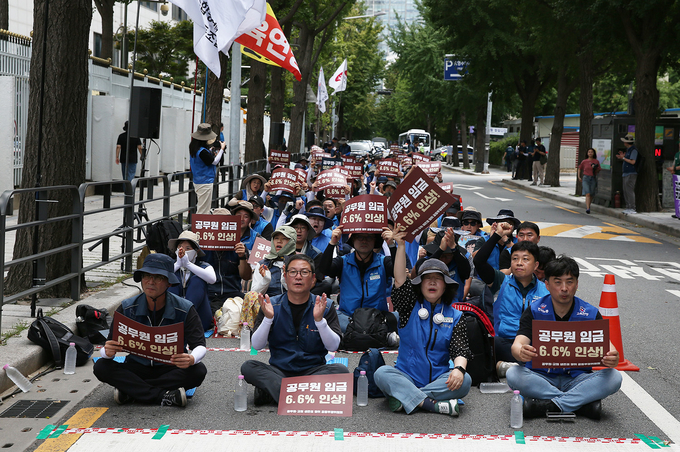 21일 서울 종로구 정부서울청사 일대에서 대한민국공무원노동조합총연맹 위원들이 '3차 간부결의대회'를 진행하고 있다. (사진=대한민국공무원노동조합총연맹 제공)