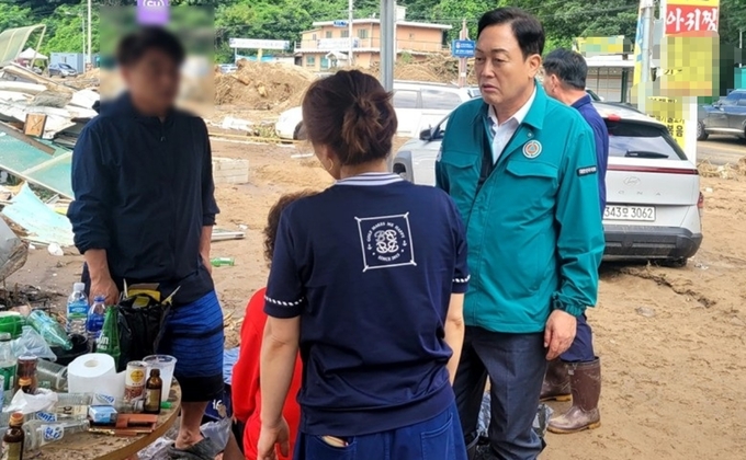 김선교(여주양평·오른쪽) 국민의힘 경기도당 위원장이 21일 집중호우로 피해를 입은 가평 일대를 찾아 지역 주민들과 대화를 하고 있다. (사진=국민의힘 경기도당 제공) 