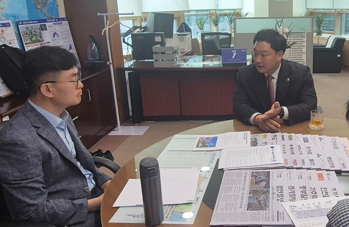 고준호(국힘·파주1·오른쪽) 경기도의원이 21일 수원 경기도경제과학진흥원에서 열린 정담회에서 김현곤 경기도경제과학진흥원장에게 경기도경제과학진흥원을 파주 운정1동에 완전 이전하는 방안을 제안하고 있다. (사진=경기도의회 제공) 