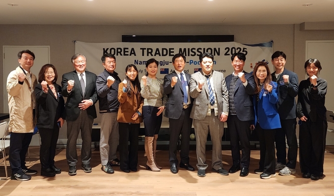 지난 15일 뉴질랜드 오클랜드에서 열린 ‘2025 대양주 시장개척단’에 참여한 경기북부 중소기업과 관계자들이 기념촬영을 하고 있다. (사진=경과원 제공)