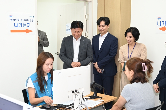 중동 행정복지센터를 찾아 현장 점검을 하는 조용익 부천시장. (사진=부천시 제공)
