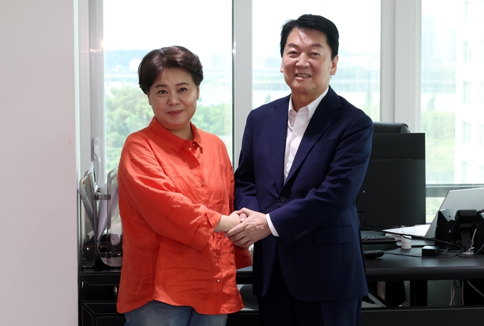 안철수 국민의힘 의원(오른쪽)이 21일 서울 여의도 중앙당사에서 윤희숙 당 혁신위원장을 만나 악수하고 있다. (사진=연합뉴스)