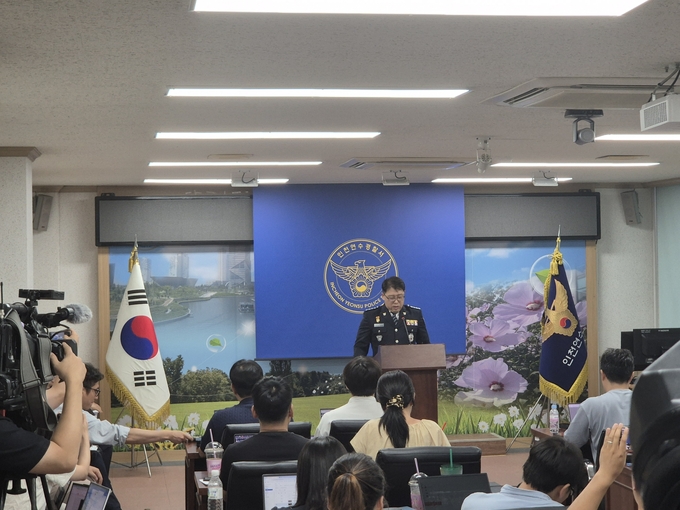 박상진 연수구경찰서장이 송도국제도시 한 아파트에서 발생한 사제 총격 사건에 대해 브리핑을 하고 있다. ( 사진 = 연수구경찰서 제공 )