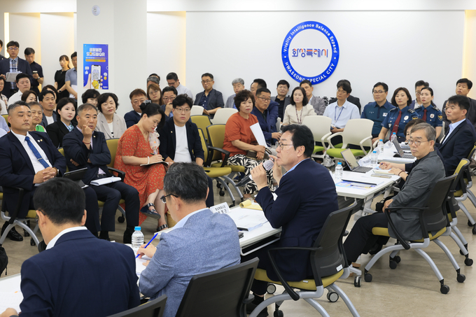 정명근 화성특례시장이 21일 동탄권역 정책간담회에서 시민들과 질의응답하고 있다. (사진=화성특례시 제공)