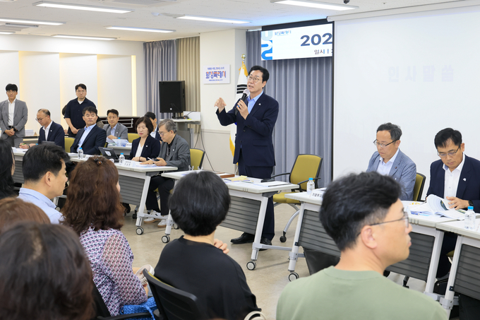 정명근 화성특례시장이 21일 동탄권역 정책간담회에서 시정 현안에 대해 설명하고 있다. (사진=화성특례시 제공)