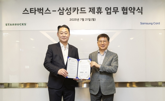 스타벅스, 삼성카드와 카드 제휴 업무협약 체결 (왼쪽)손정현 스타벅스 코리아 대표이사, 김이태 삼성카드 사장. (사진=스타벅스 제공)