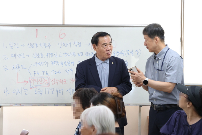 지난 21일 이재식 수원시의회 의장이 세류3동 행정복지센터를 방문해 현장을 점검하고 있다. (사진=수원시의회 제공)