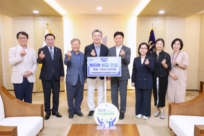 (왼쪽부터) 김범용 상임이사, 정대성 이사, 정인조 명예이사장, 권세광 이사장, 조용익 부천시장, 정애경 복지국장, 조현주 이사, 정미현 복지과장이 기념촬영을 하고 있다. (사진=부천시 제공)