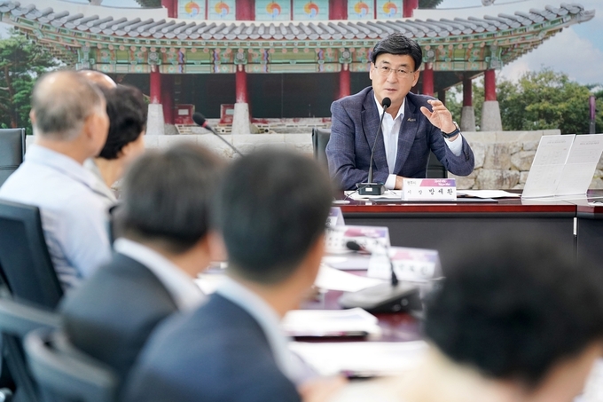 광주시 복지인프라 실태 및 수요 진단 연구용역 중간 보고회에서 방새환 시장이 맞춤형 복지에 대해 설명하고 있다. (사진=광주시 제공)
