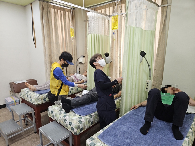 경기도의료봉사단이 가평군 집중호우 및 산사태 피해 현장에서 의료봉사 활동을 전개하고 있다. (사진=경기도의사회 제공)