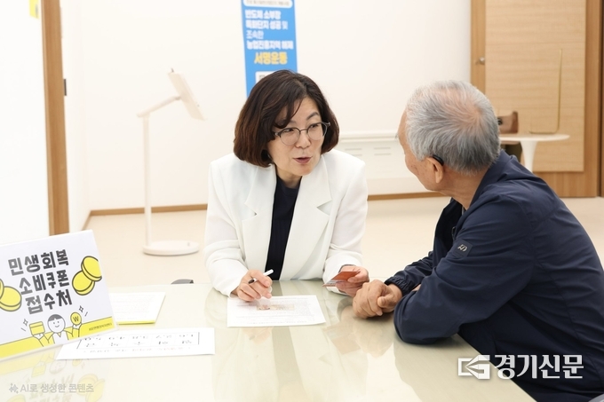김보라 안성시장이 시민에게 직접 ‘민생회복 소비쿠폰’ 신청 방법을 설명하고 있다. (사진=안성시 제공)