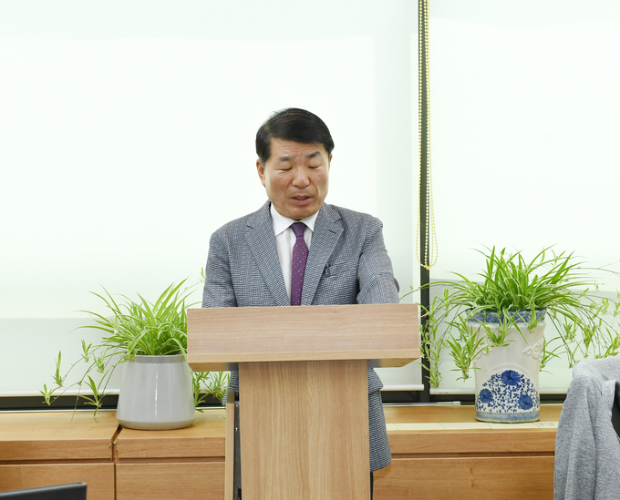 백경현 구리시장은 22일 구리시청 기자실에서 최근 언론을 통해 논란이 된 비상근무 중 지역 단체 야유회 참석에 대해 사과 성명서를 발표하고 있다. (사진=구리시 제공)