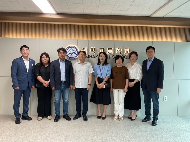 파주시의회 박은주, 손성익 의원과 경기도의회 조성환, 이용욱 의원은 심학고등학교 교육환경 개선을 간담회를 갖고 문제점을 해소하기로 했다. (사진=파주시의회 제공)<br>
