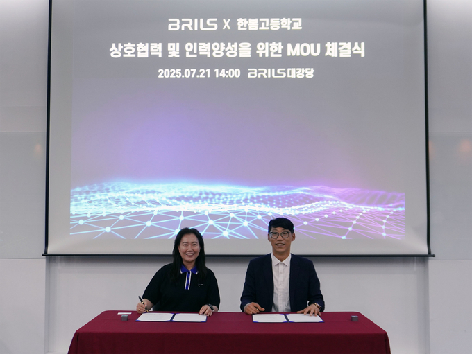 이점주 한봄고등학교 교감(왼쪽)과 전진 대표이사가 산학협력을 체결한 뒤 기념 촬영을 하고 있다. ( 사진 = 브릴스 제공 )