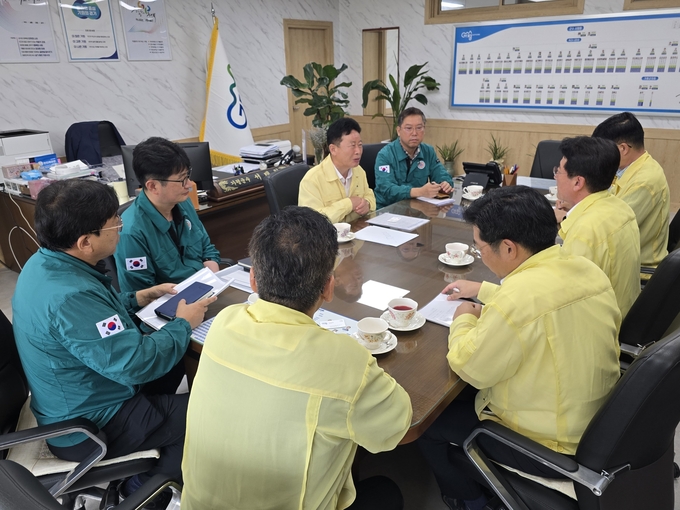 가평군은 22일 가평군청에서 한국전력공사 정치교 안전·영업배전 부사장과 함께 최근 집중호우로 발생한 단전 복구를 위한 긴급 업무협의를 진행했다. (사진=가평군 제공)