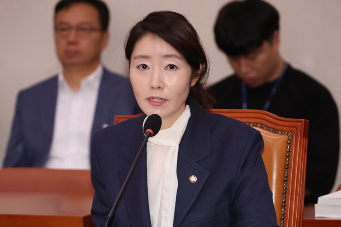 강선우 여성가족부 장관 후보자가 지난 14일 국회 여성가족위원회에서 열린 인사청문회에서 위원의 질문에 답하고 있다. (사진=연합뉴스)