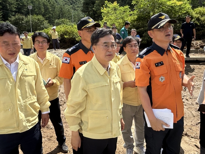 김동연 경기도지사가 22일 가평군 조종면 마일리에서 실종자 수색구조 현장을 점검하고 있다. (사진=김우민 기자)