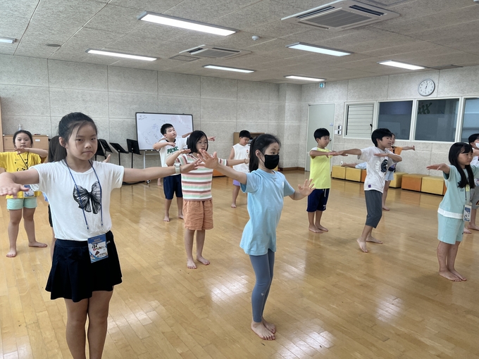남양주도시공사(이하 공사)는 남양주시청소년수련관과 어린이비전센터에서 여름방학을 맞아 ‘원어민 영어캠프’ 참가자 총 80명을 모집한다. (사진=남양주도시공사 제공)