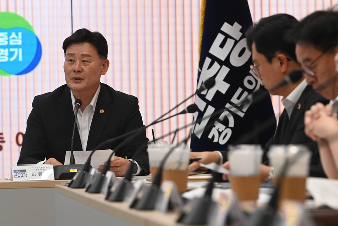 최충현 더불어민주당 도의원이 22일 수원시 영통구 경기도의회 예담채에서 열린 집중호우 피해복구 및 민생회복 지원을 위한 더불어민주당 당정협의회에서 발언을 하고 있다.